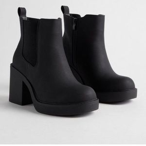 Black Chelsea Wide Width Platform Boots | Torrid | Size 8